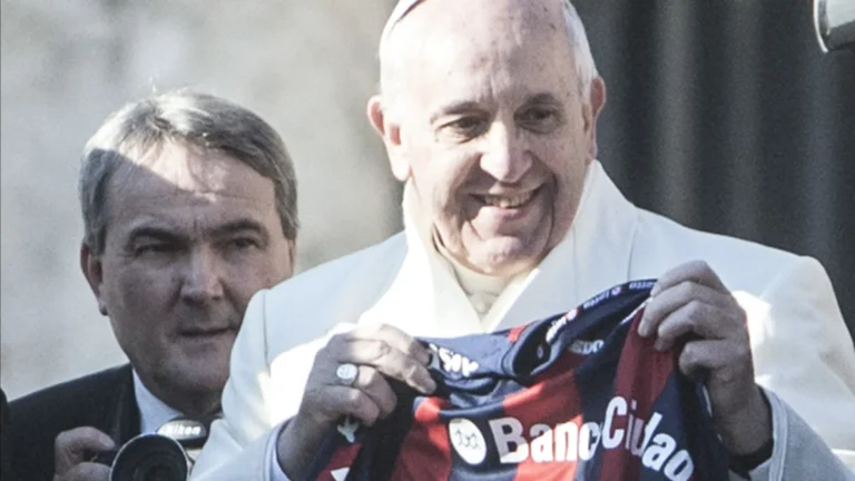 Clubes de futebol prestam homenagens ao Papa Francisco