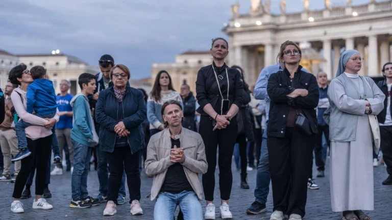 Fiéis lotam Catedral da Sé em missa para homenagear papa Francisco