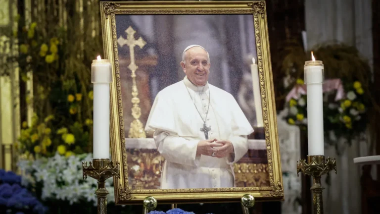 Vaticano confirma morte do papa por AVC e colapso cardiovascular