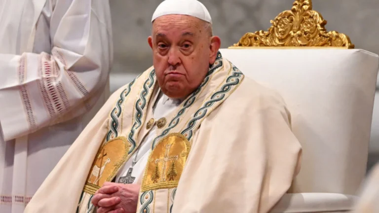 Arcebispo excomungado ataca Papa: “Terá de responder pelos crimes”