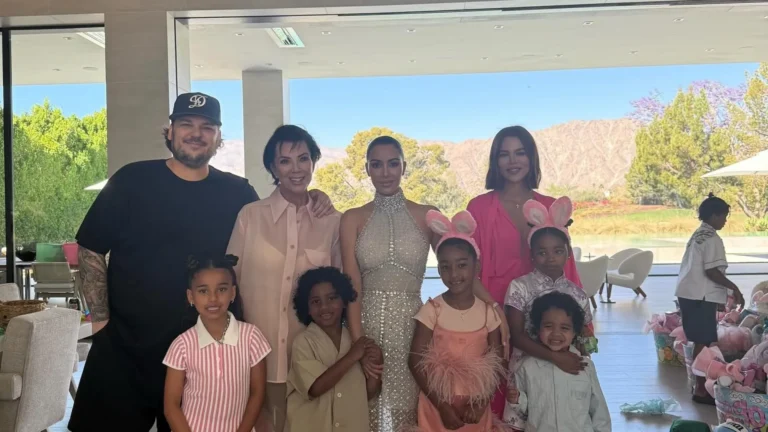 Kim Kardashian se destaca com vestido transparente e cheio de cristais
