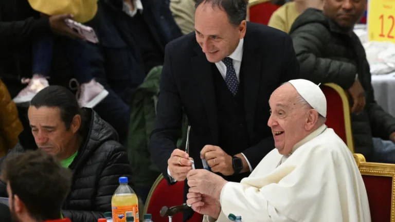 Quem é Strappetti, o enfermeiro para quem o Papa acenou antes de morrer?
