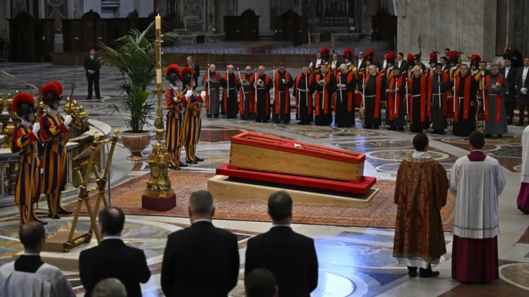 Papa Francisco: caixão será enterrado logo após missa fúnebre