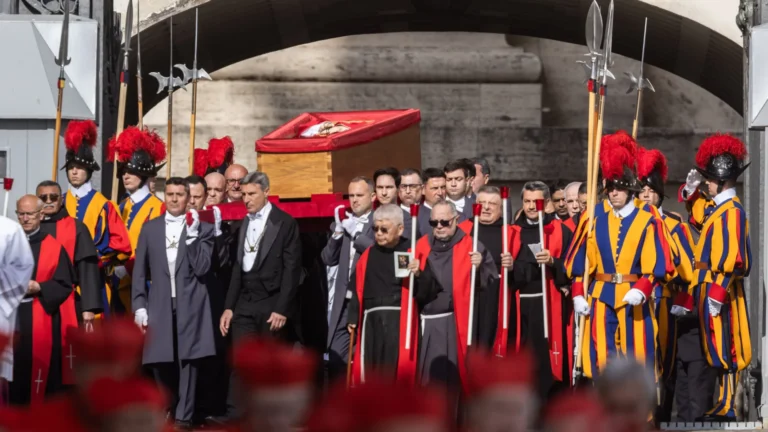 Dia do fim do fascismo na Itália coincide com velório do papa