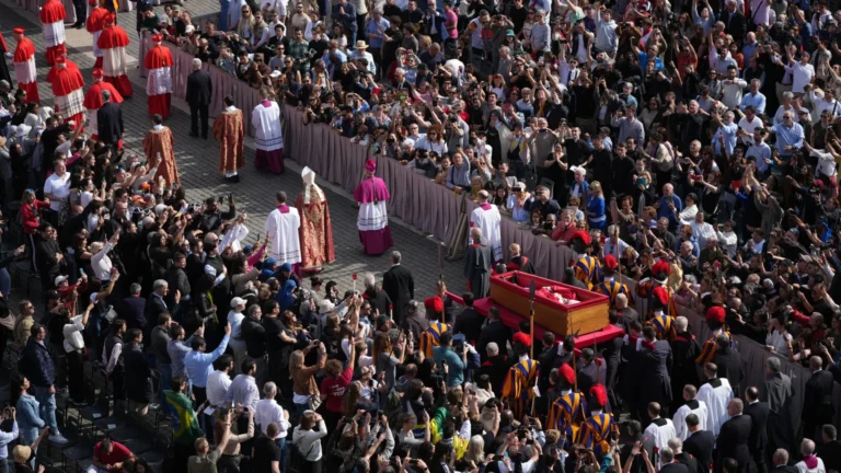 Corpo do Papa Francisco é levado à Basílica de São Pedro; veja as imagens