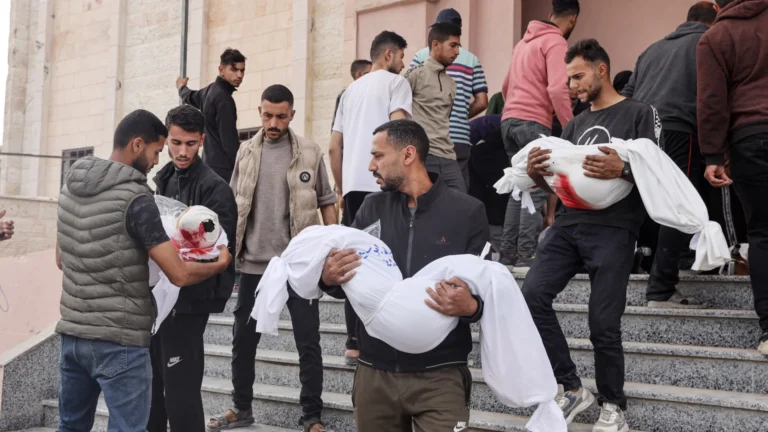 Ataques aéreos israelenses matam 10 em escola com desabrigados