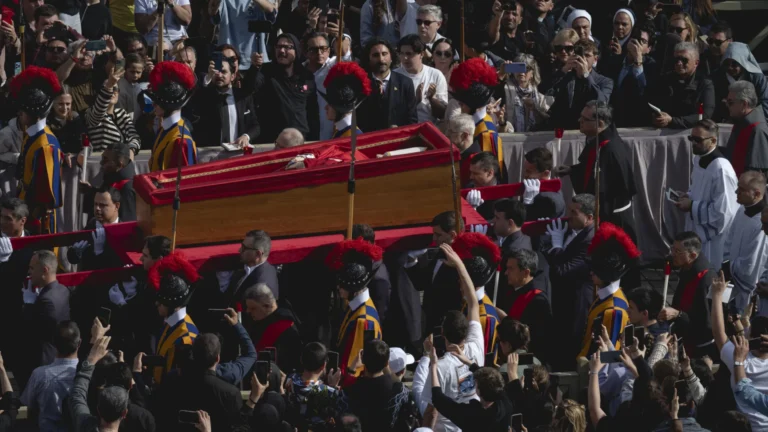Caixão do papa Francisco será fechado na tarde de sexta; veja como funciona o ritual