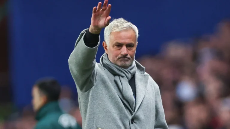 Mourinho define lista de dispensa no Fenerbahçe para enxugar salários