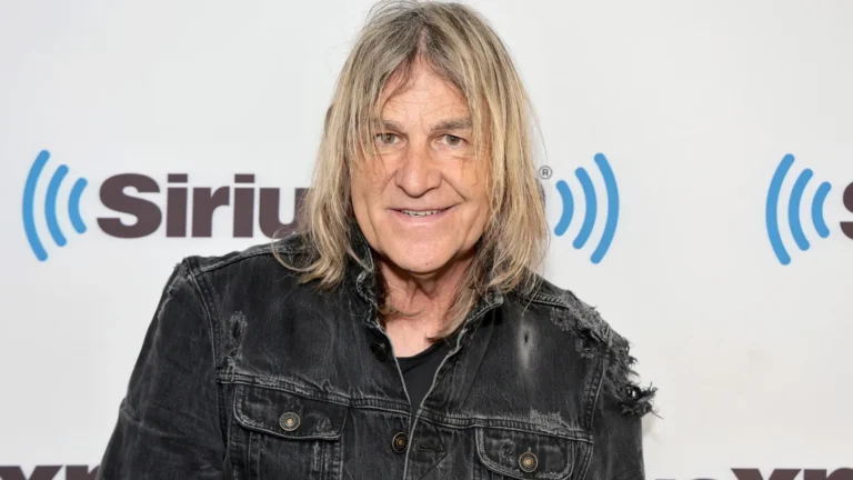 Morre Mike Peters, vocalista da banda de rock The Alarm, aos 66 anos