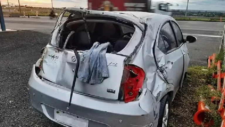 Homem ajuda vítima de capotamento e tem veículo furtado por motorista que socorria