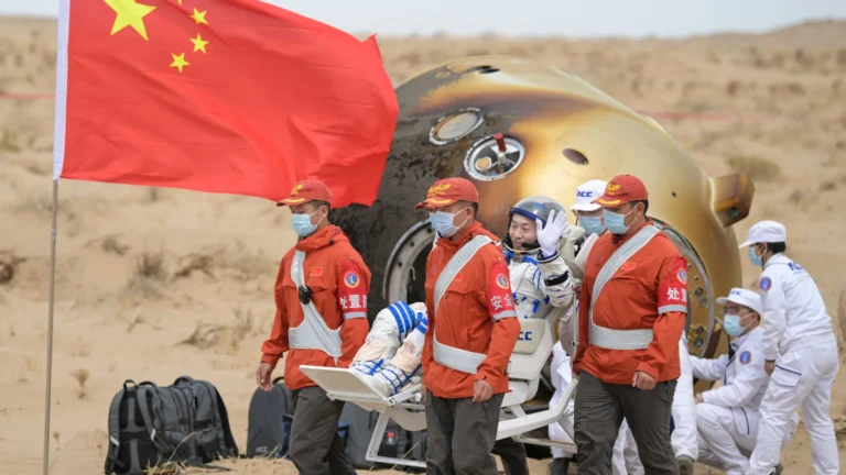 Tripulação chinesa retorna à Terra após missão espacial de seis meses