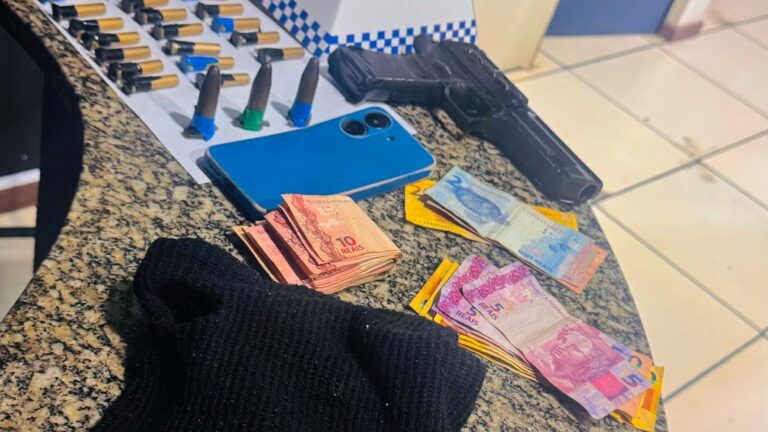 Mulher é presa com drogas e simulacro de arma em Itaocara
