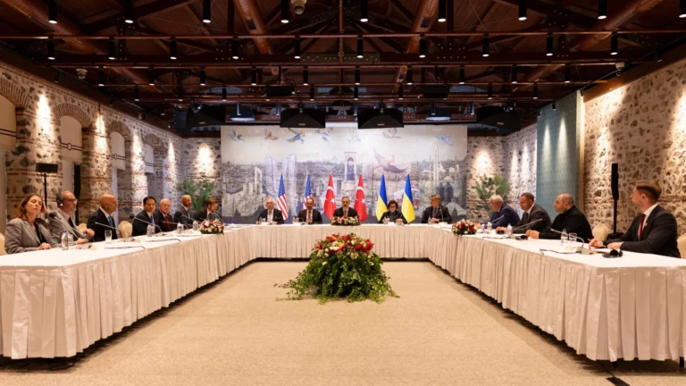 Ucrânia, EUA e Turquia se reúnem em Istambul por acordo de paz