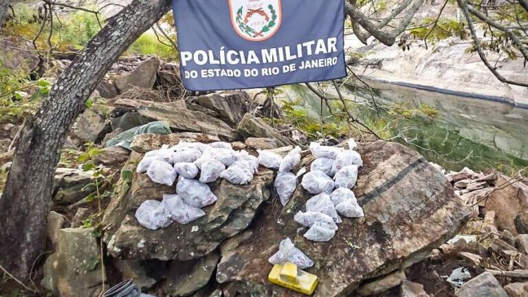 PM apreende drogas em pedreira desativada na zona rural de Pádua