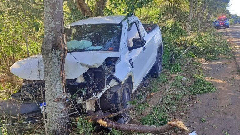 Carro colide com árvore na RJ-116 e deixa casal ferido em Aperibé