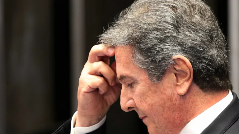 Collor deixa presídio em Maceió para cumprir prisão domiciliar após 6 dias