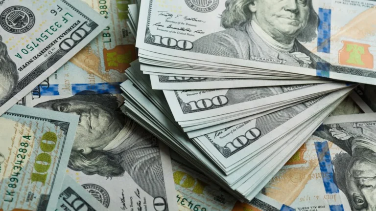 Dólar sobe para R$ 5,68 com anúncio de acordo entre EUA e China