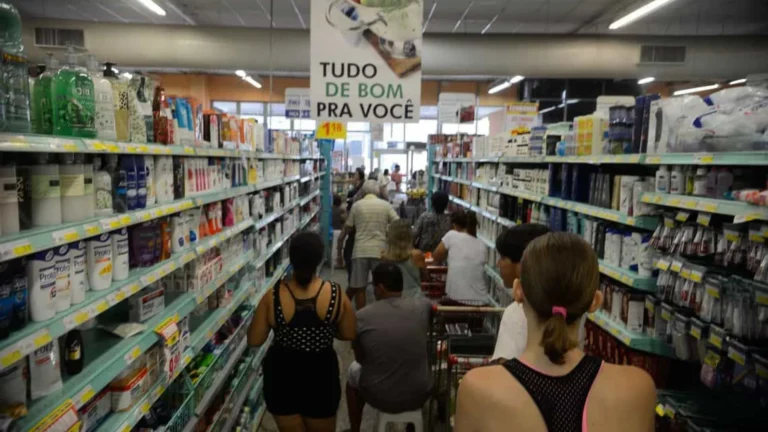 Supermercados defendem contrato de trabalho por hora