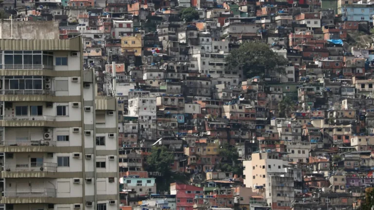 Ex-diretor da Americanas relata dificuldade de emprego e abre bar na Rocinha