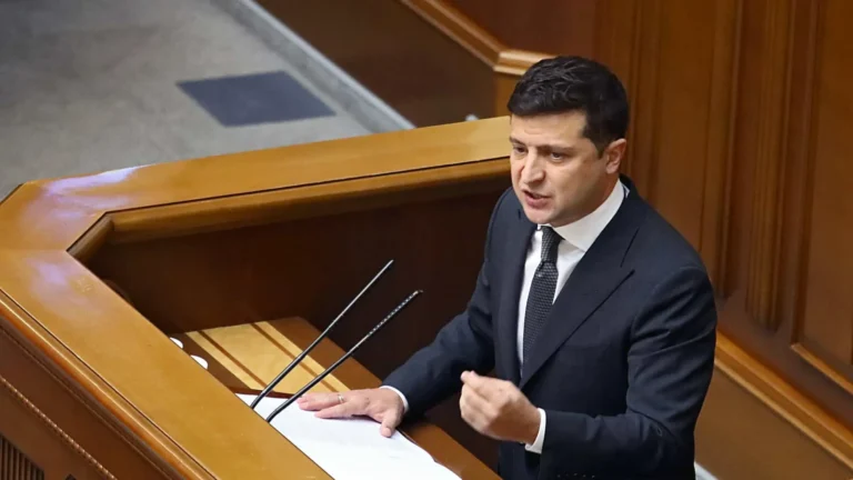 Em Berlim, Zelenski e Merz dizem que Ucrânia construirá mísseis de longo alcance