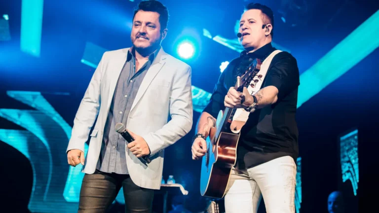 Marrone ‘passa bem’ após bater com a cabeça no palco em show, mas permanece internado