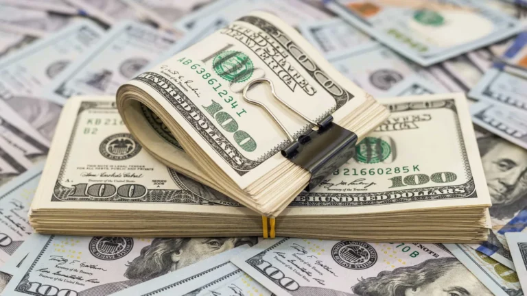 Dólar cai para R$ 5,60, e bolsa fecha em máxima histórica