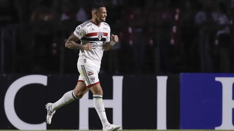 Luciano salva, São Paulo vence e pode ter 2ª melhor campanha da Libertadores