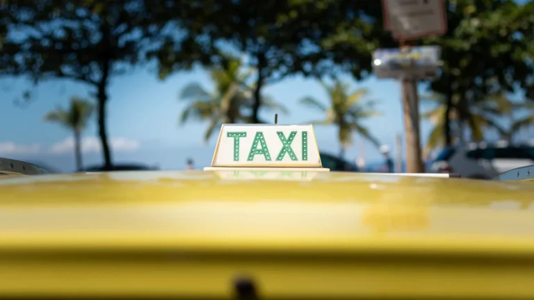 Turista chileno denuncia taxista após cobrança de R$ 778 no Rio