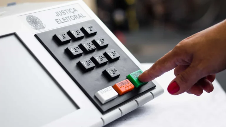 Parecer na CCJ do Senado propõe fim da reeleição a partir de 2028 e mandato de 5 anos