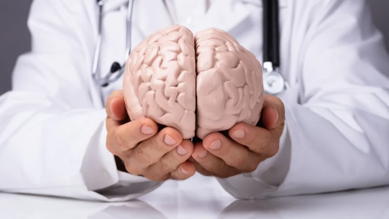 Médico revela truque com as mãos que pode indicar tumor no cérebro
