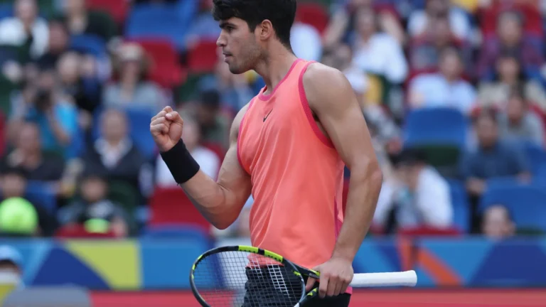 Alcaraz vence pela 20ª vez e segue favorito; Ruud tomba em Roland Garros