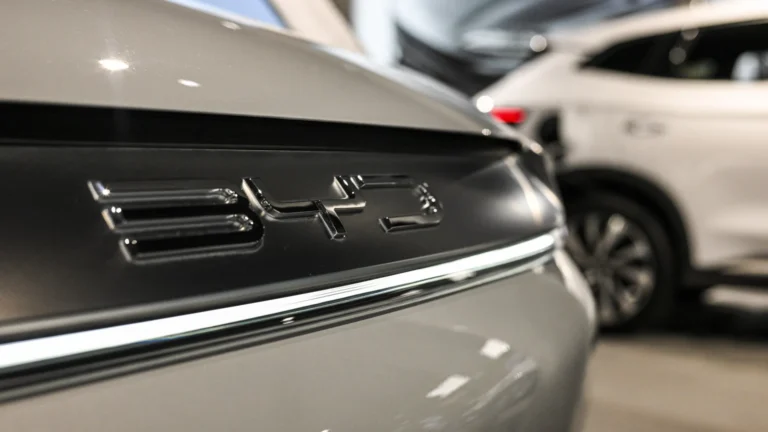 BYD é processada por suspeita de trabalho análogo à escravidão em obra de fábrica na Bahia