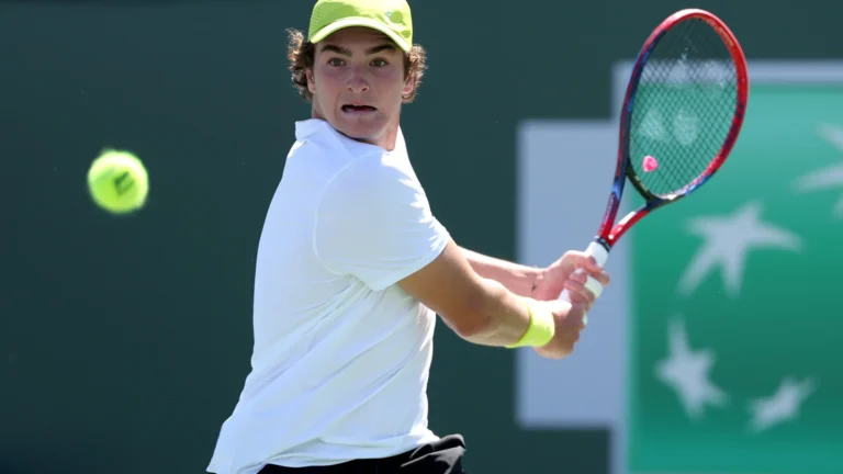Em quadra lotada, João Fonseca atropela polonês em Roland Garros