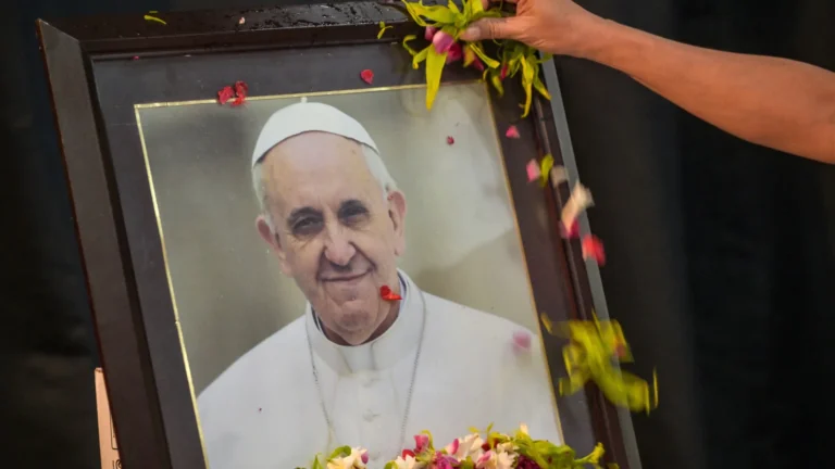 Entre Trump e memes, conclave decide futuro do legado de Francisco