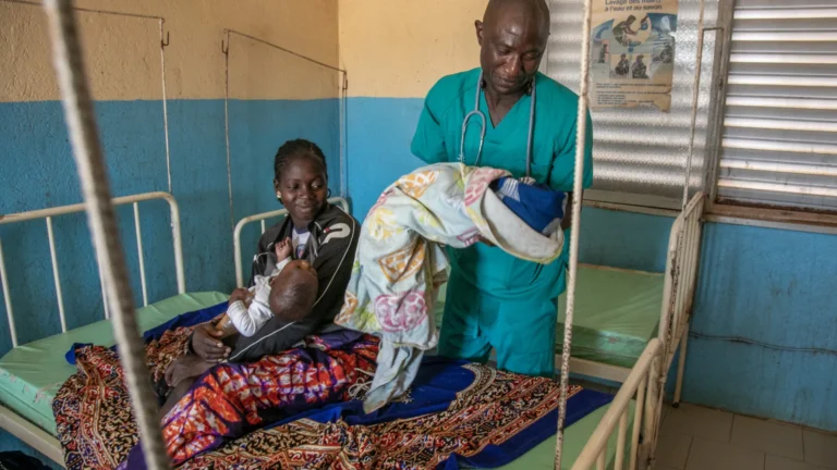 Meio milhão de crianças morrem anualmente na África por falta de vacinas