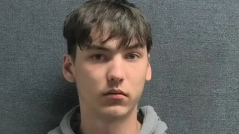Homem abre fogo após encontrar jovem pelado no quarto da filha de 13 anos