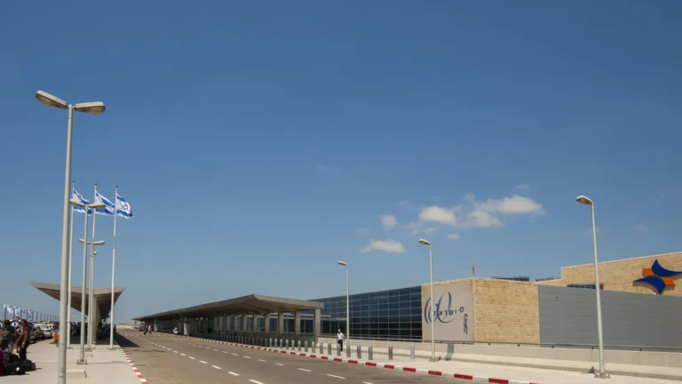 Míssil lançado do Iêmen cai perto de aeroporto em Israel; vídeo