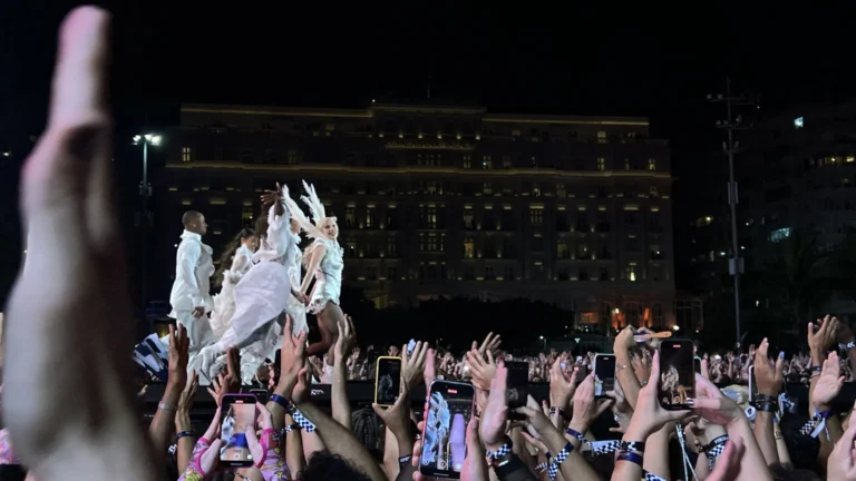 Saída do show de Lady Gaga em Copacabana teve tumulto e superlotação no metrô