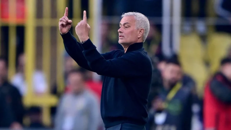 Mourinho critica arbitragem após derrota no clássico de Istambul
