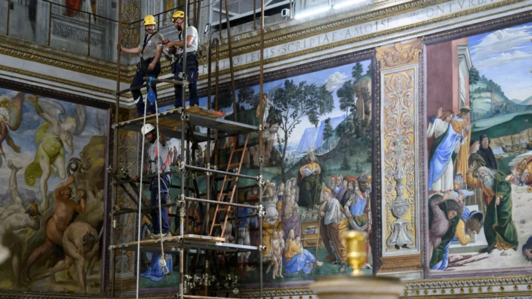 Capela Sistina é preparada para a escolha do novo Papa; veja as imagens