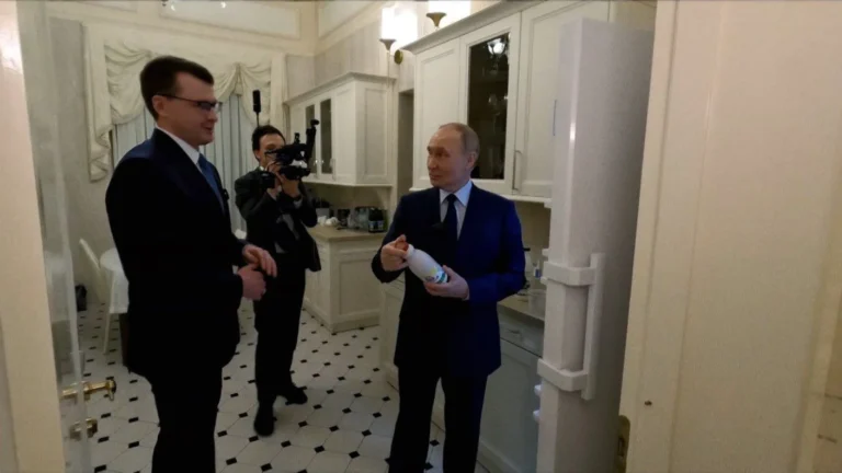 Academia e portas com ouro: Putin faz visita guiada em uma de suas casas