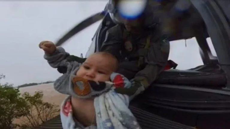 Bebê resgatado por helicóptero morre um ano após enchente no RS