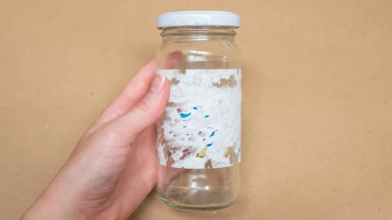 Aprenda truque simples para remover cola e rótulos de potes de vidro