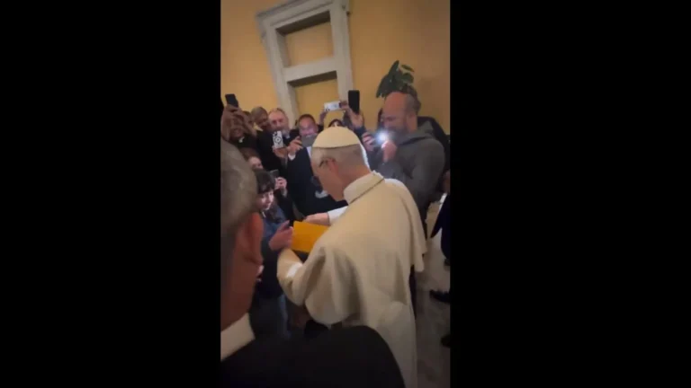 Menina pede primeiro autógrafo ao Papa Leão XIV e emociona; veja o vídeo