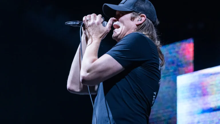 Vocalista do 3 Doors Down é diagnosticado com câncer em estágio 4
