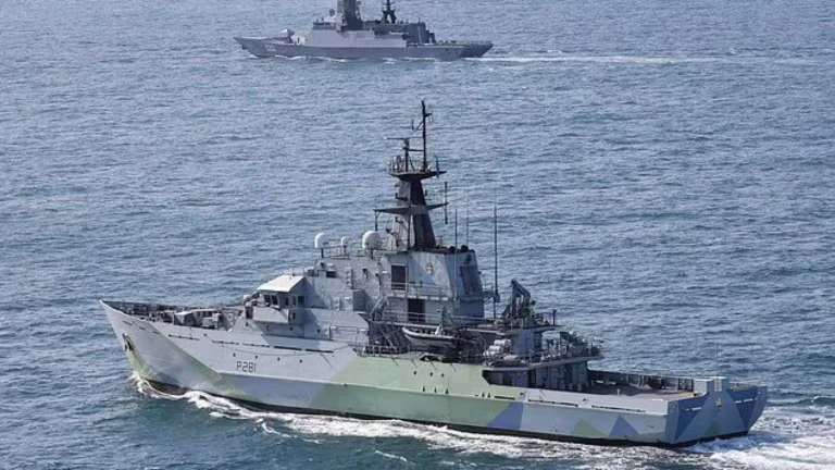 Marinha britânica monitora navios russos no Canal da Mancha