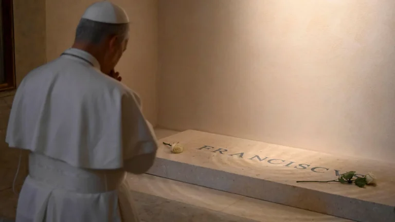 Papa Leão XIV visita túmulo de Francisco; veja as imagens