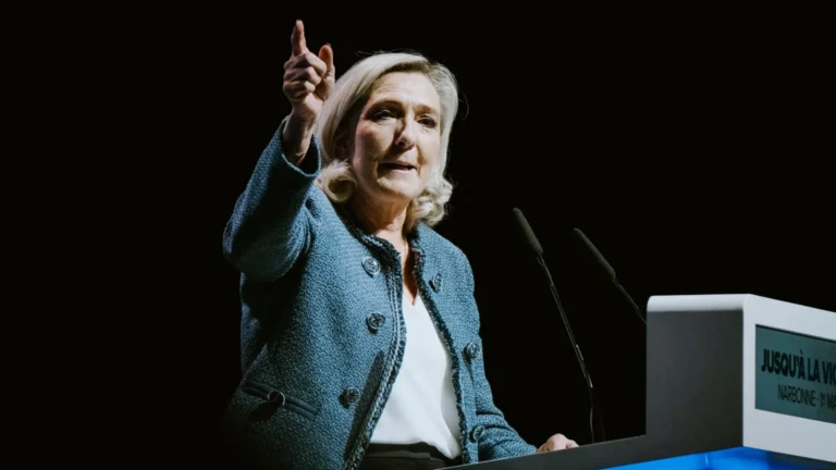 Le Pen acusa Macron de estar ” se preparando para a guerra” na Ucrânia