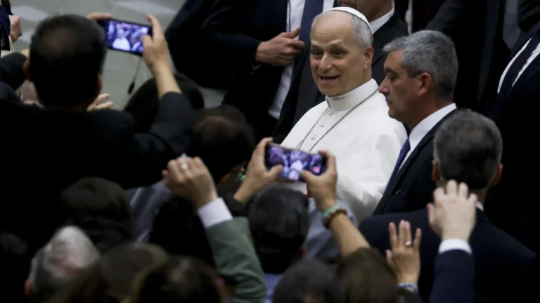 Leão 14 cita própria vida de imigrante em discurso a diplomatas