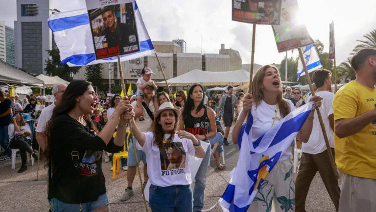 Refém israelense-americano Edan Alexander é entregue à Cruz Vermelha